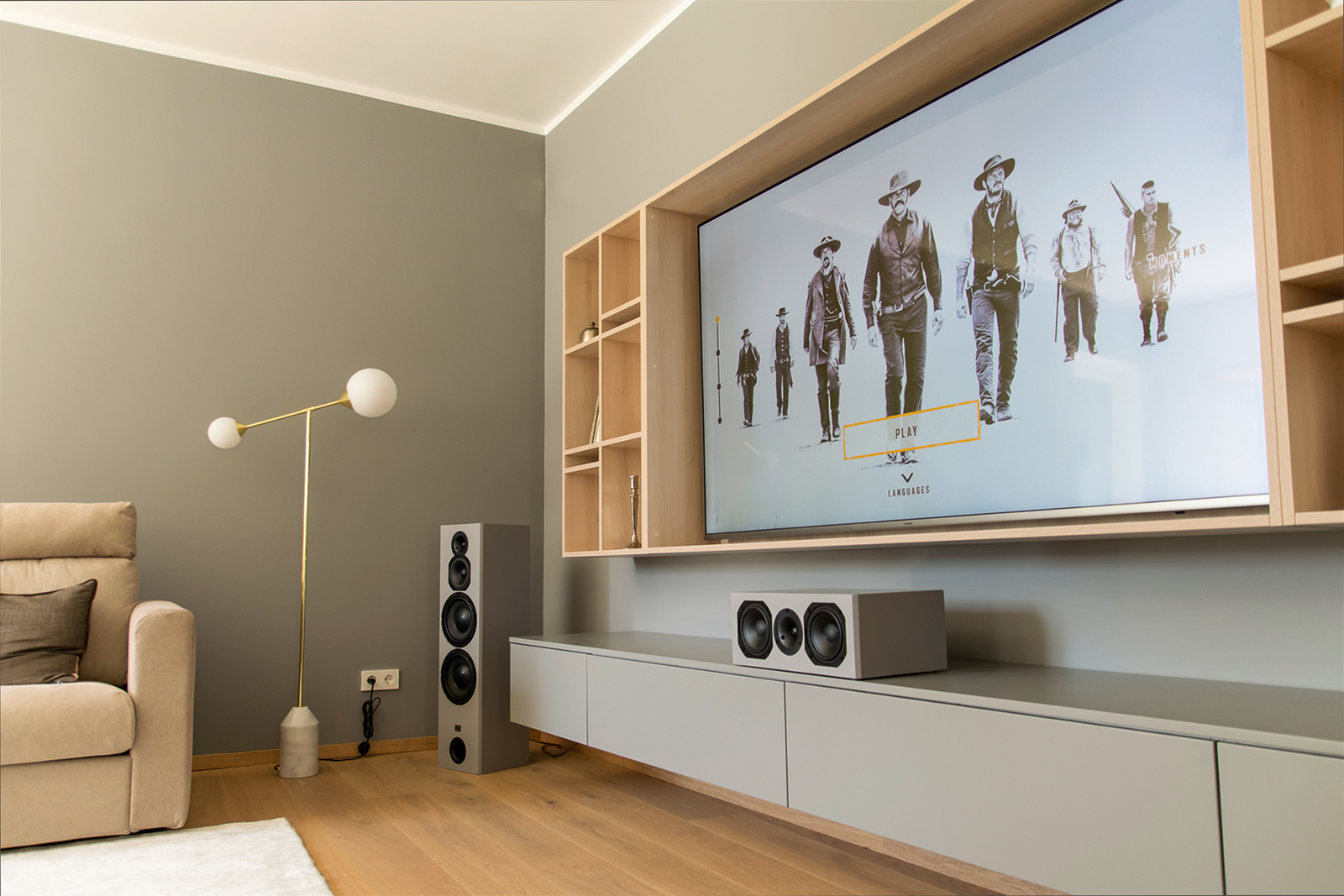 Ziegler-Digital Referenz - Produkt-Fotografie linX Hi-Fi Showroom - Wohnzimmer mit Orbid Lautsprecher